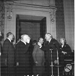 Dulles al Quirinale saluta Segni, presenti Saragat, Martino e Boothe Luce - piano americano