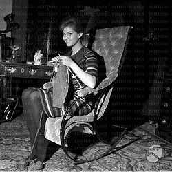Parigi Claudia Cardinale seduta in poltrona lavora a maglia