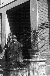 Roma Mario Cotellessa e alcuni senatori escono dalla vecchia sede dell'Istituto Nazionale Luce nei pressi di Largo S. Susanna