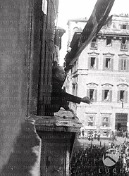 Roma Benito Mussolini, ripreso di profilo, è affacciato al balcone di Palazzo Venezia a Roma, e sta arringando la folla sottostante