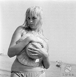 Barbara Valentin in bikini al Lido di Venezia - piano medio