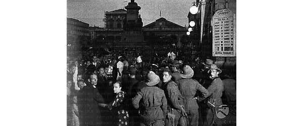 Napoli Folla riunita in piazza Garibaldi sotto ad un cartellone con i risultati delle partite attaccato all'esterno della birreria Amoroso