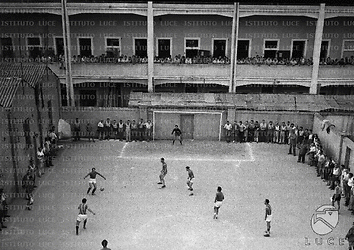 Padova Una partita di calcio nel cortile della struttura