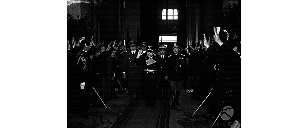 Roma Il ministro tedesco Funk, seguito da autorità italiane e tedesche, esegue il saluto nazista, uscendo dalla stazione Ostiense, alla volta dei civili e dei militari che lo accolgono a Roma