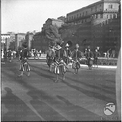 Uomini in costumi d'epoca sfilano a porta Pinciana in rappresentanza delle squadre di calcio per le Olimpiadi - campo lungo