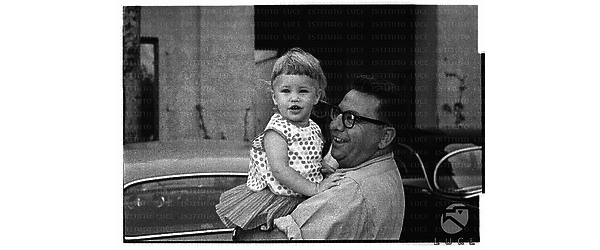 Martin Ritt con la figlioletta Tina in braccio - piano medio