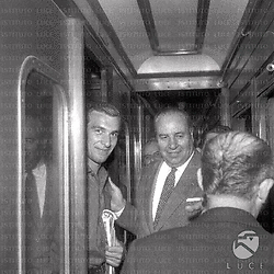 Angelillo nel corridoio del treno con un dirigente dell'Inter