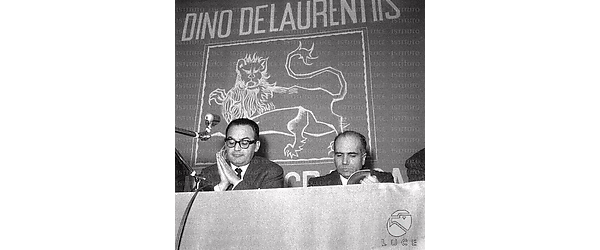 Roma Comencini e De Laurentiis sul palco, dietro il logo della casa di produzione