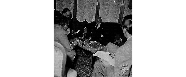 Fritz Lang intervistato dai giornalisti