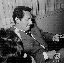 Pietro Germi seduto controlla una pellicola