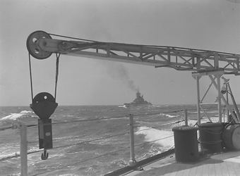 Una nave da guerra italiana ripresa dal ponte di un'altra unità del convoglio