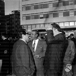 Ennio Flaiano, Peppino De Filippo e Federico Fellini davanti all'Hotel dei Congressi