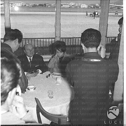 Ripresi dai fotografi Pascale Petit e Marcel Carné seduti ad tavolino nell'aeroporto di Ciampino