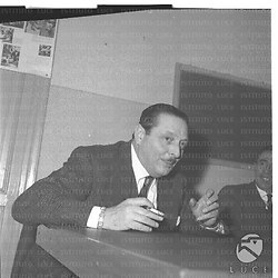 Blasetti e sullla destra Puccini seduti ad un tavolo durante una conferenza stampa. Piano medio