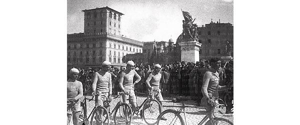 Roma Ciclisti transitano a piedi per Lungotevere, sullo sfondo di ponte Vittorio Emanuele