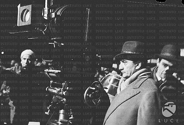 Milano Luchino Visconti, in esterni, di notte, mentre gira una scena di Rocco e i suoi fratelli