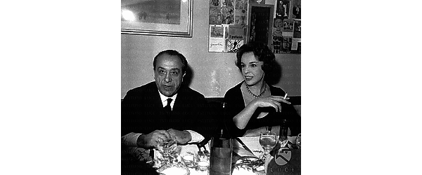 Anna Proclemer e Rodolfo Arata seduti al tavolo del ristorante