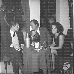 Sergio Endrigo, Nico Fidenco e una donna seduti al tavolo in occasione della consegna dei Kit Kat d'Oro - piano medio
