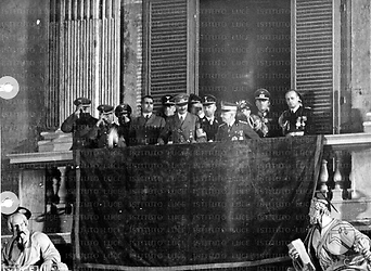 Roma Hitler e Vittorio Emanuele si affacciano al balcone del Quirinale; al loro fianco Goebbels, Himmler e Von Ribbentrop