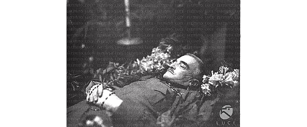 La salma del maresciallo Armando Diaz sul letto di morte. Interno. Piano medio