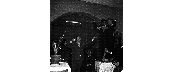 Alba Arnova e Diego Calcagno ballano il flamenco in piedi su un tavolo