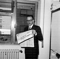 Roma Enzo De Bernard in posa con il giornale in mano