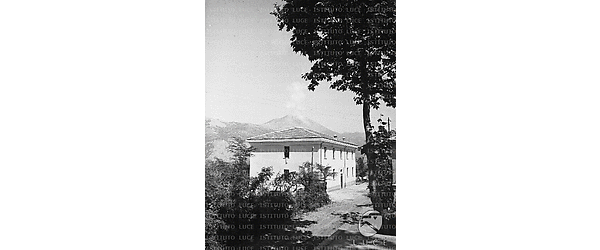 Cassino Inquadrata una casa ad un piano nella campagna cassinense, tra alberi con montagne sullo sfondo