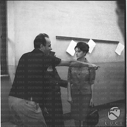 Florestano Vancini e Graziella Galvani durante la lavorazione del film 'Le italiane e l'amore' - piano americano