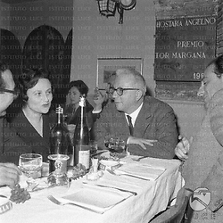 Roma Enzo Biagi a tavola con la moglie e Leone Piccioni