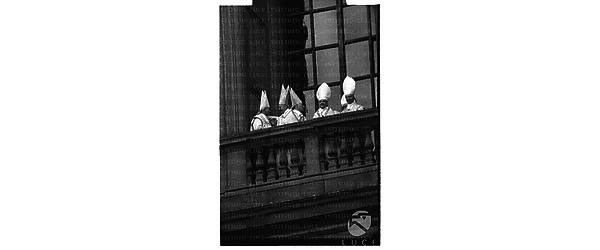 Cardinali su una balcone della Basilica di San Pietro in attesa della benedizione Urbi et Orbi del Papa - campo lungo