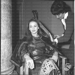 Eleonora Rossi Drago, seduta e in abiti di scena, viene acconciata da una parrucchiera sul set del film Rosmunda e Alboino - piano americano