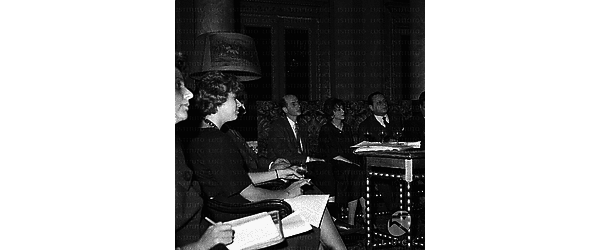 Julian Beck seduto accanto alla moglie Judith Malina durante la conferenza stampa - campo medio
