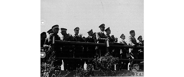 S.Marinella Le autorità osservano le esercitazioni; il Re, Pariani, Himmler, Hitler, Hess e Mussolini