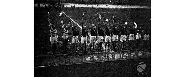 Roma I calciatori ungheresi, disposti ai margini del campo e rivolti verso la tribuna, esultano alzando bandierine tricolori