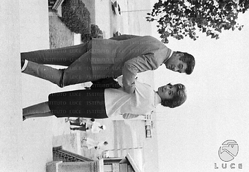 Venezia José Suarez e Fiorella Mari, di spalle e a braccetto, nei pressi della laguna di Venezia