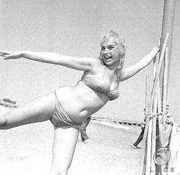 Barbara Valentin in bikini al Lido di Venezia - piano americano