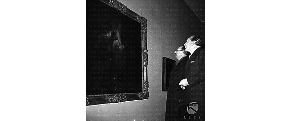 Il ministro Azara davanti ad un quadro fiammingo - piano americano