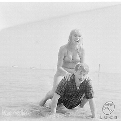 Venezia Carlo Croccolo e Barbara Valentin bagnati sulla spiaggia