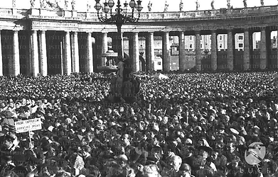 Roma Scorcio di piazza San Pietro gremita di fedeli nel giorno della proclamazione del dogma mariano dell'Assunzione