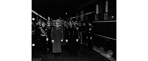 Firenze Hitler e Mussolini sulla banchina davanti alla carrozza del treno; più dietro Hess, Goebbels e Von Ribbentrop