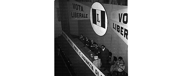 Il palco allestito per il comizio del Partito Liberale in una panoramica dall'alto, si riconoscono Malagodi, De Caro, Bozzi, accanto a De Caro, forse, Sandro Pallavicini - campo lungo