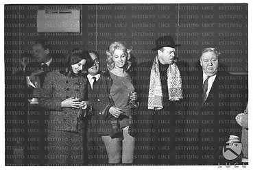 Da sinistra Eleonora Rossi Drago, De Laurentiis, Myléne Demongeot, Van Heflin e Charles Lauhthon al cocktail per il film Sotto dieci bandiere - piano americano