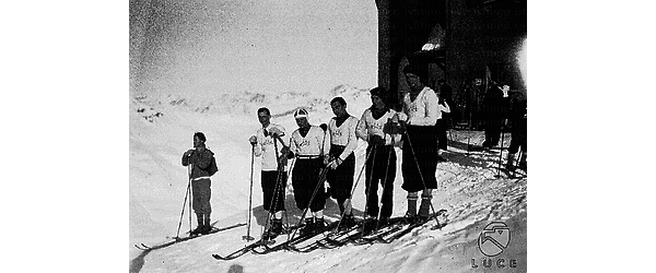 Sestriere Squadra inglese di sci posa in cima a una pista panoramica del Sestriere