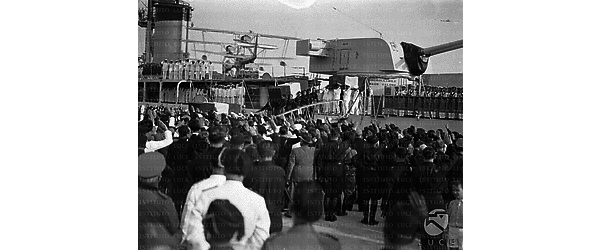 Napoli La bara coperta da una bandiera tricolore di un volontario ucciso sul fronte africano viene portata a spalle da un gruppo di commilitoni  lungo la passerella di una nave ed accolta da una gran folla radunata sul molo