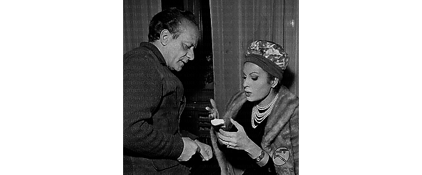 Silvana Pampanini mostra un dito fasciato al regista Domenico Paolella; piano medio