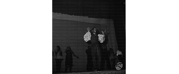 Gli American Negro Ballet si esibiscono al teatro Sistina in uno spettacolo sulla storia del jazz - campo medio
