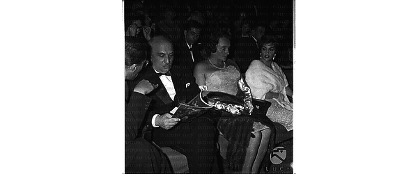 Gina Lollobrigida seduta al cinema Capitol per la prima del film Ben Hur, seduti accanto sono Fanfani con la moglie - piano americano