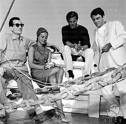 Lizzani, Ferrero, Sorel e Blain a bordo di una imbarcazione