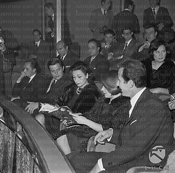Marcello Mastroianni a teatro con la moglie; accanto a loro Toni Ucci con Renata Mauro