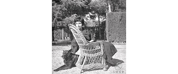 Marina Berti seduta  in giardino